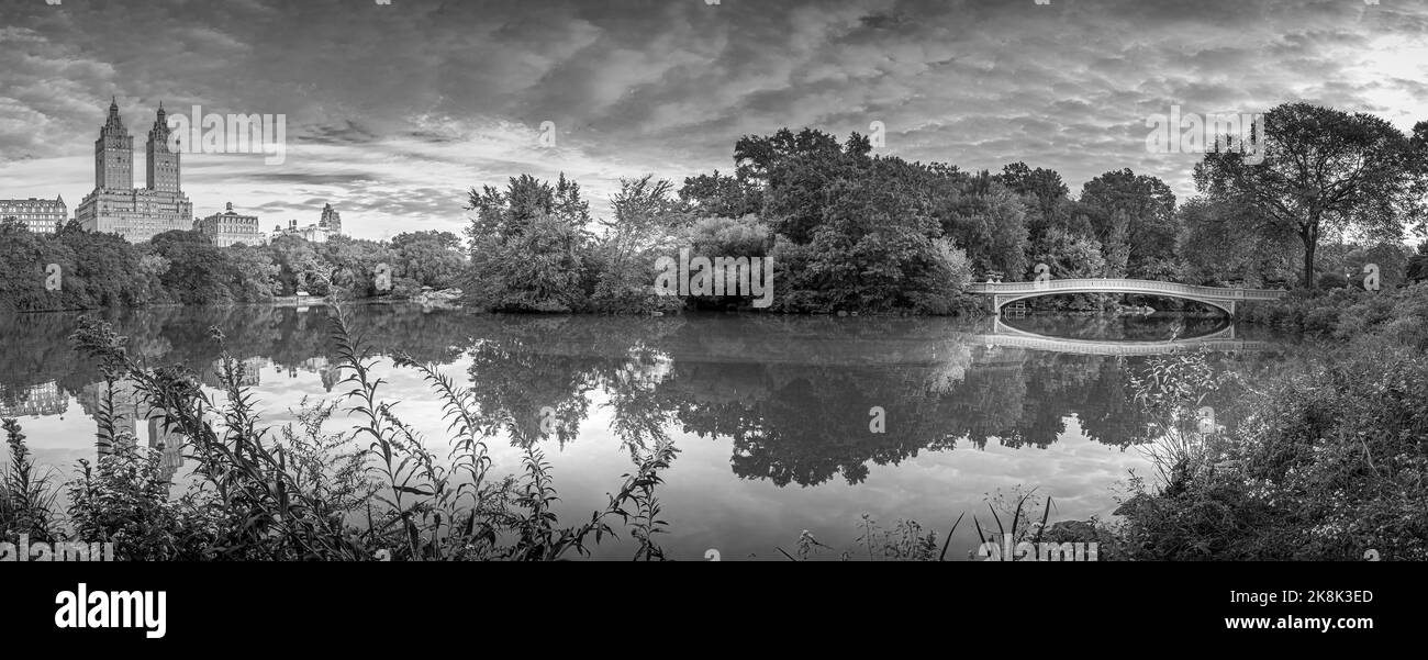 Bogenbrücke, Central Park, New York City im Frühherbst, Morgen Stockfoto