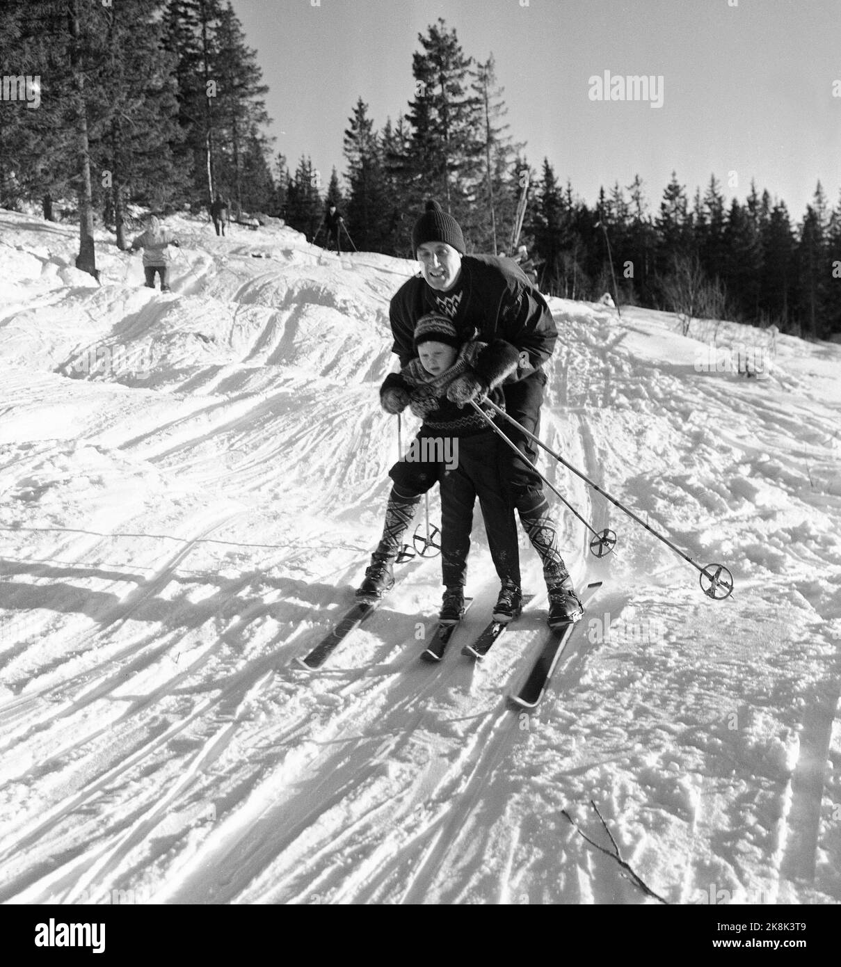 Hakadal 19630113 das neue Skigebiet Varingskollen wurde eröffnet, mit Sessellift, alpinen Loipen und Wanderwegen. Hier ist ein Vater, der seinem Sohn in der Abfahrt hilft. Foto: Thorberg / NTB / NTB Stockfoto