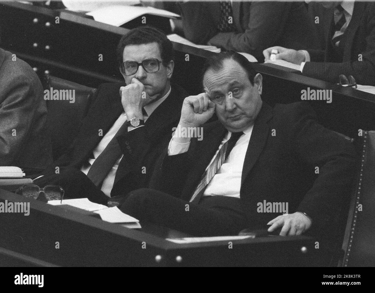 ARCHIVFOTO: Gerhart BAUM wird 90 am 28. Oktober 2022, Gerhart Rudolf BAUM (links), Deutschland, Politiker, Rechtsanwalt, FDP, Bundesinnenminister sitzt neben Bundesaußenminister Hans Dietrich GENSCHER, FDP, am 17. Januar 1980 im Plenarsaal des Deutschen Bundestages. ? Stockfoto