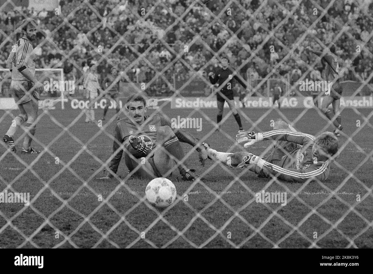 ARCHIVFOTO: Stefan KUNTZ wird 60 am 30. Oktober 2022, Stefan KUNTZ, Deutschland, Fußballspieler, Bayer Uerdingen, Action, erzielt am 13. Februar 1988 im DFB-Pokalspiel VfL Bochum - Borussia Mönchengladbach das Tor für 3:2 gegen den Torwart Wolfgang Teddy de BEER, Borussia Dortmund, 2: 2. S/W-Aufzeichnung, © Stockfoto