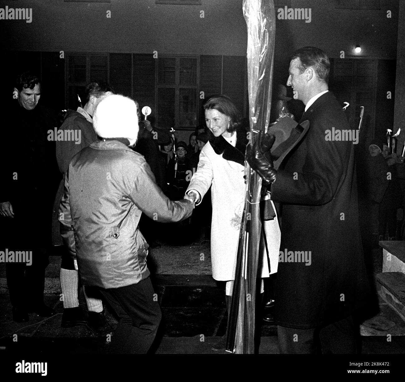 Asker 19681214: Fackelzug für das Kronprinzenpaar Harald und Sonja vor ihrem Haus in Skaugum. Hier war das Kronprinzenpaar knapp 4 Monate lang verheiratet. Das Kronprinzenpaar erhält ein Geschenk - wahrscheinlich Ski (?). Anderer Text fehlt. L 1985. NTB-Archiv/ntb Stockfoto
