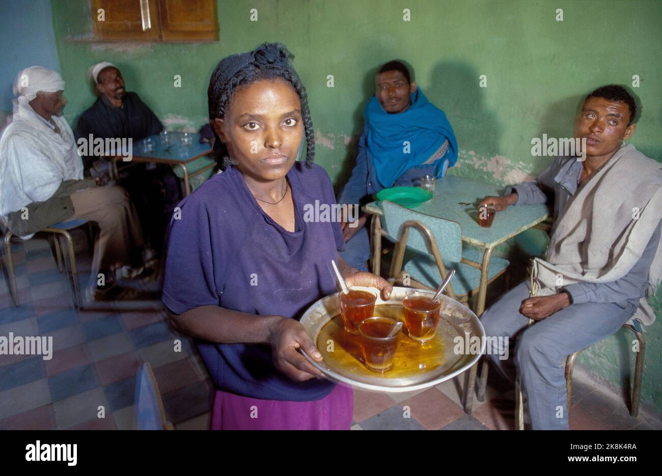 Äthiopien, Tigray; die weibliche Besitzerin eines Teehauses, das das Geschäft mit einem Mikrokreditdarlehen begann. Stockfoto