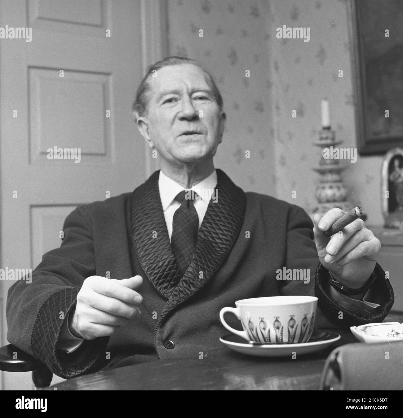 Narestø 19620120. Der Autor Gunnar Reiss-Andersen hat zusammen mit seiner Frau sein eigenes altes Haus in Narestø bei Arendal gekauft. Er kaufte ein Haus mit 9 Zimmern für kr. 90 000. Das gesamte Gehalt des Künstlers in Höhe von kr. 9000 geht zur Miete. Zigarre rauchen. Foto: Aage Storløkken Current / NTB Stockfoto