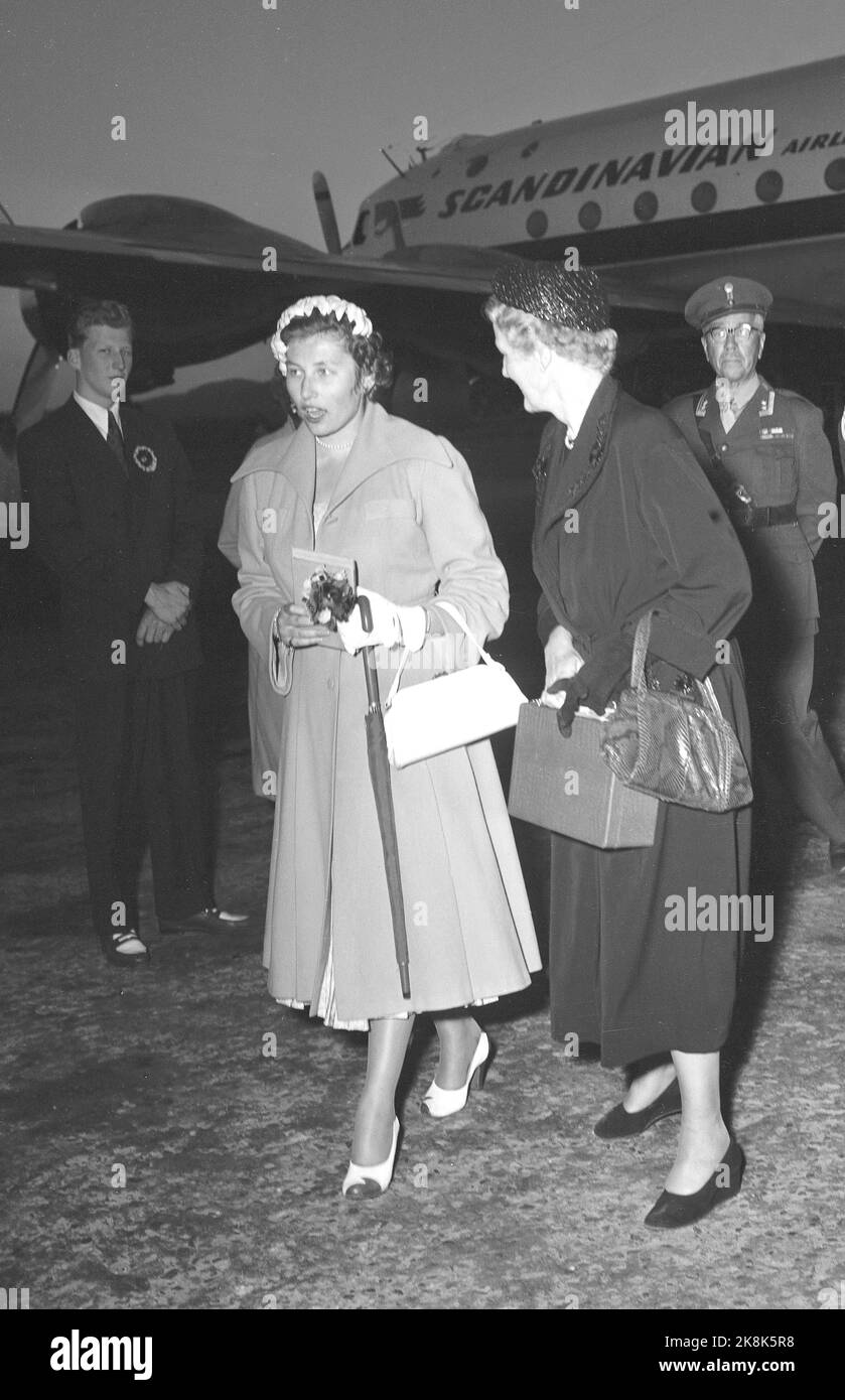 Oslo 19520703. Prinzessin von der englischen Heimat. Von 1950 bis 1952 studierte sie in Oxford. Hier wird sie am Flughafen abgeholt. Mütze und Mantel. NTB-Archiv/ntb Stockfoto