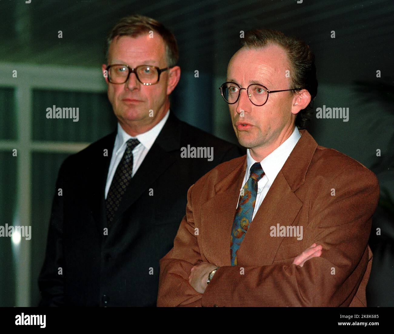 Oslo19910403 Vorsitzender des Schibsted Asa Tinius Nagell-Erichsen (.t.v.) Und CEO Kjell Aamot gibt bekannt, dass Schibsted als Miteigentümer von TV 2 Beitritt. (NTB-Archiv 25121) Foto: Jon EEG Stockfoto