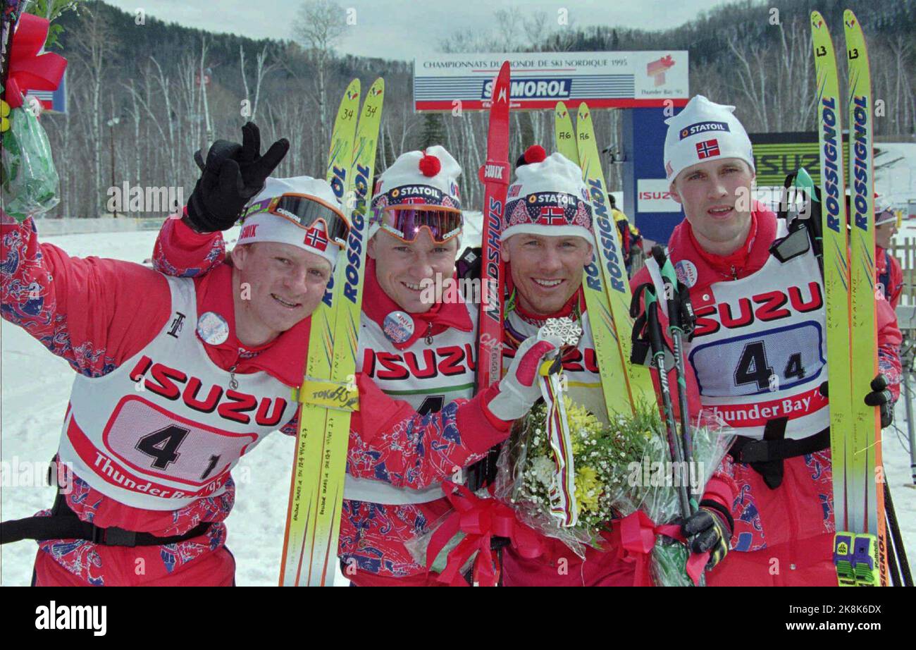 Thunder Bay, Kanada 19950315. Ski-Wm. Kombiniert, Männer. Glückliche norwegische Kombiläufer, nachdem sie in der 4x5-Mannschaftsstaffel am Mittwoch Silber bekamen. Von v. Haldor Skard Jr, Bjarte Engen Vik, Knut Tore Apeland und Fred Børre Lundberg. Stockfoto