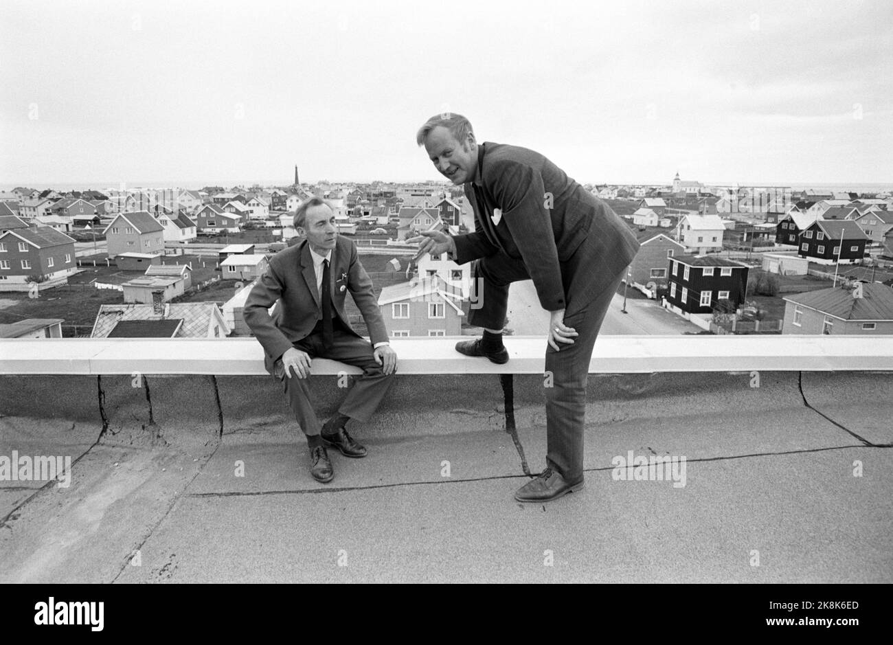 Andenes 19720722 die Insel wartet auf den Ölspray. Öl wurde auf Andøya gefunden, aber die Frage ist immer noch, wie groß die Ölmengen sind. Der Bohrturm sieht eher dünn aus, aber große Hoffnungen sind mit ihm und dem Feld verbunden. Sie spionieren über die Andenes gegen das Öl, Bürgermeister Harold Nicolaisen und Arbeitskommunikator Oddlo Erichsen. Foto: Aage Storløkken / Aktuell / NTB Stockfoto