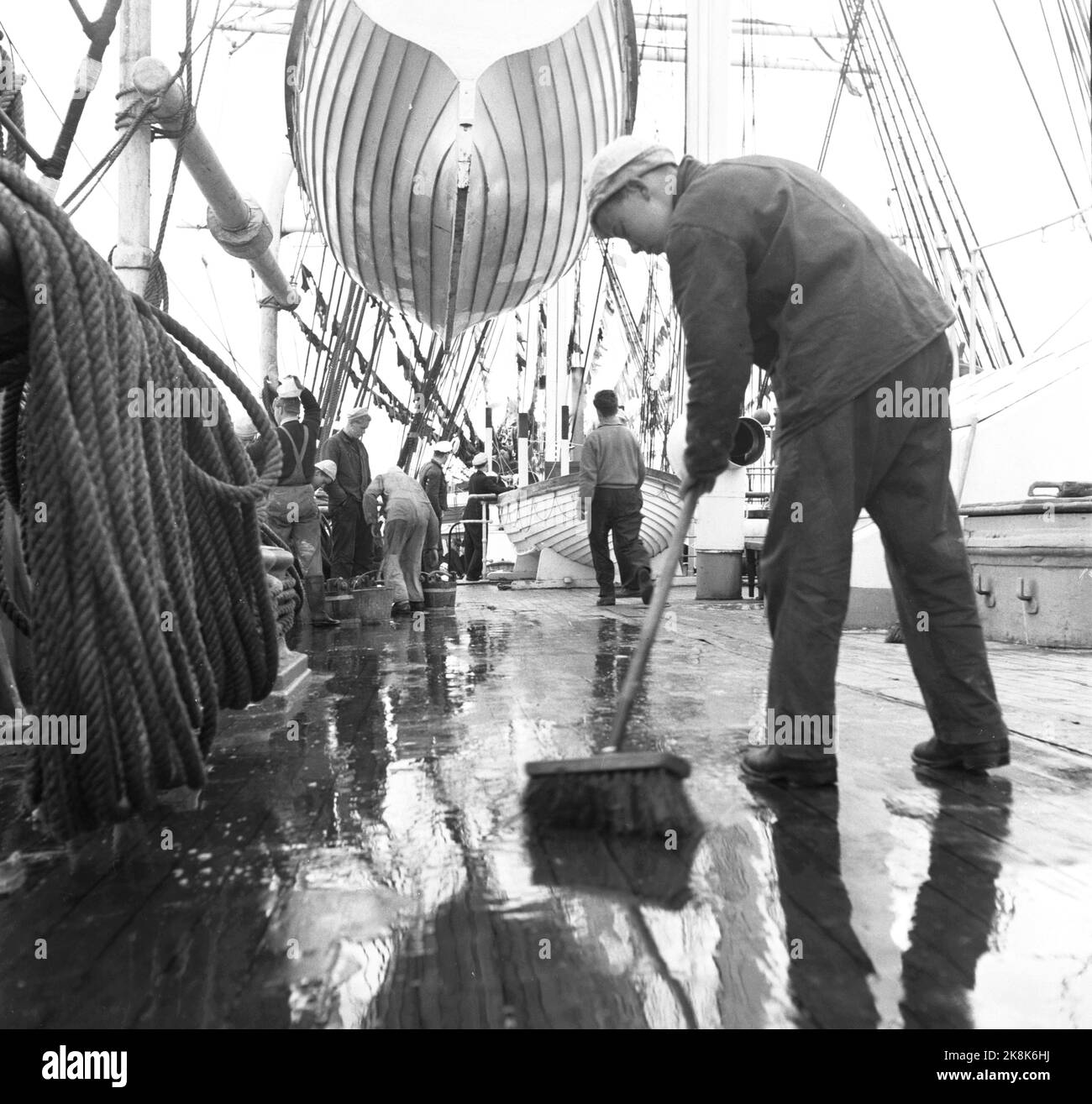 195207. Bergens Schulschiff 'Statsraad Lehmkuhl' die 1700 Tonnen Segelschiff segelt auf See über den Atlantik gegen New York mit 180 ersten Reisegiffen an Bord. Das Segelschiff liegt seit 1948 am Byfjord in Bergen abgeschieden. Es ist das erste Mal, dass ein norwegisches Schulschiff mit nur erstmaligen Jungen auf lange Geschwindigkeit einschiffte. Hier sehen wir, wie die Jungen den Reifen abwerfen und waschen. Stock Photo: Sverre A. Børretzen / Aktuell / NTB Stockfoto