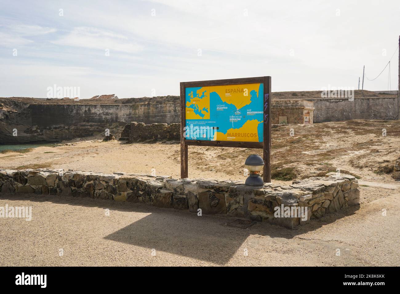 Straßenschild mit Karte, Tarifa Spanien. Isla de Las Palomas. Südlichster Punkt Europas, Costa de la Luz, Andalusien, Spanien. Stockfoto