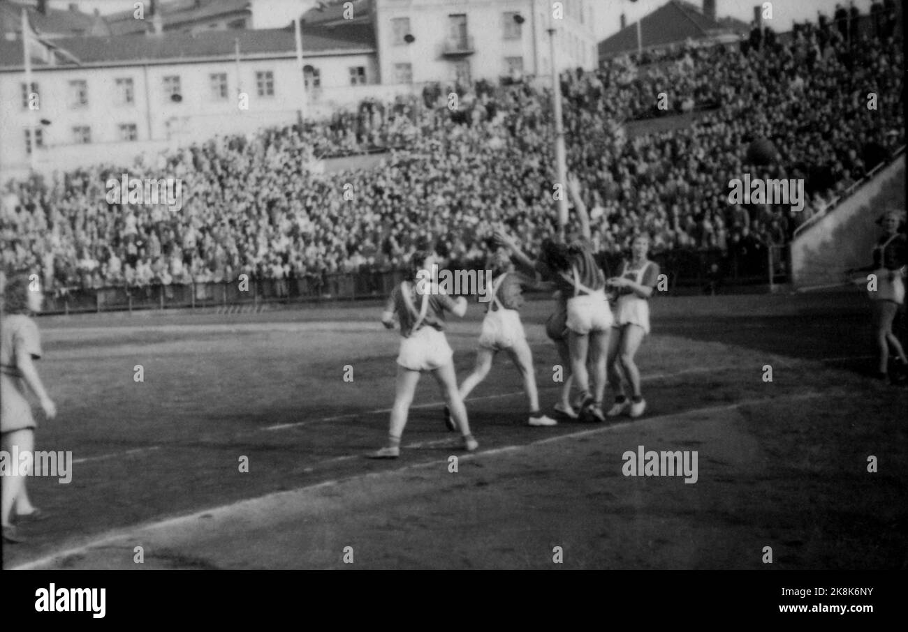Oslo 19461006. Handball, Damen bei Bislett, draußen. Grefsen in Aktion. Viele Zuschauer. Foto: NTB Stockfoto