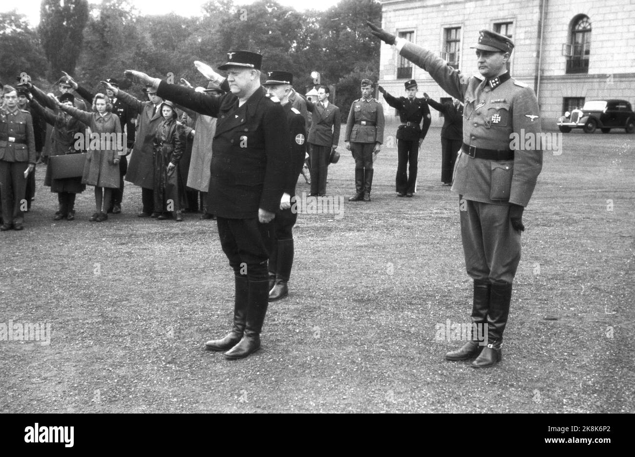 Oslo Oktober 1942. Die Norwegische Legion mit Parade beim Schlosspräsidenten Vidkun Quisling (in schwarz). Nazi-Gruß / Heil Hitler-Gruß / Nazi-Gruß. Foto: NTB *** das Foto wurde nicht verarbeitet ***** Stockfoto