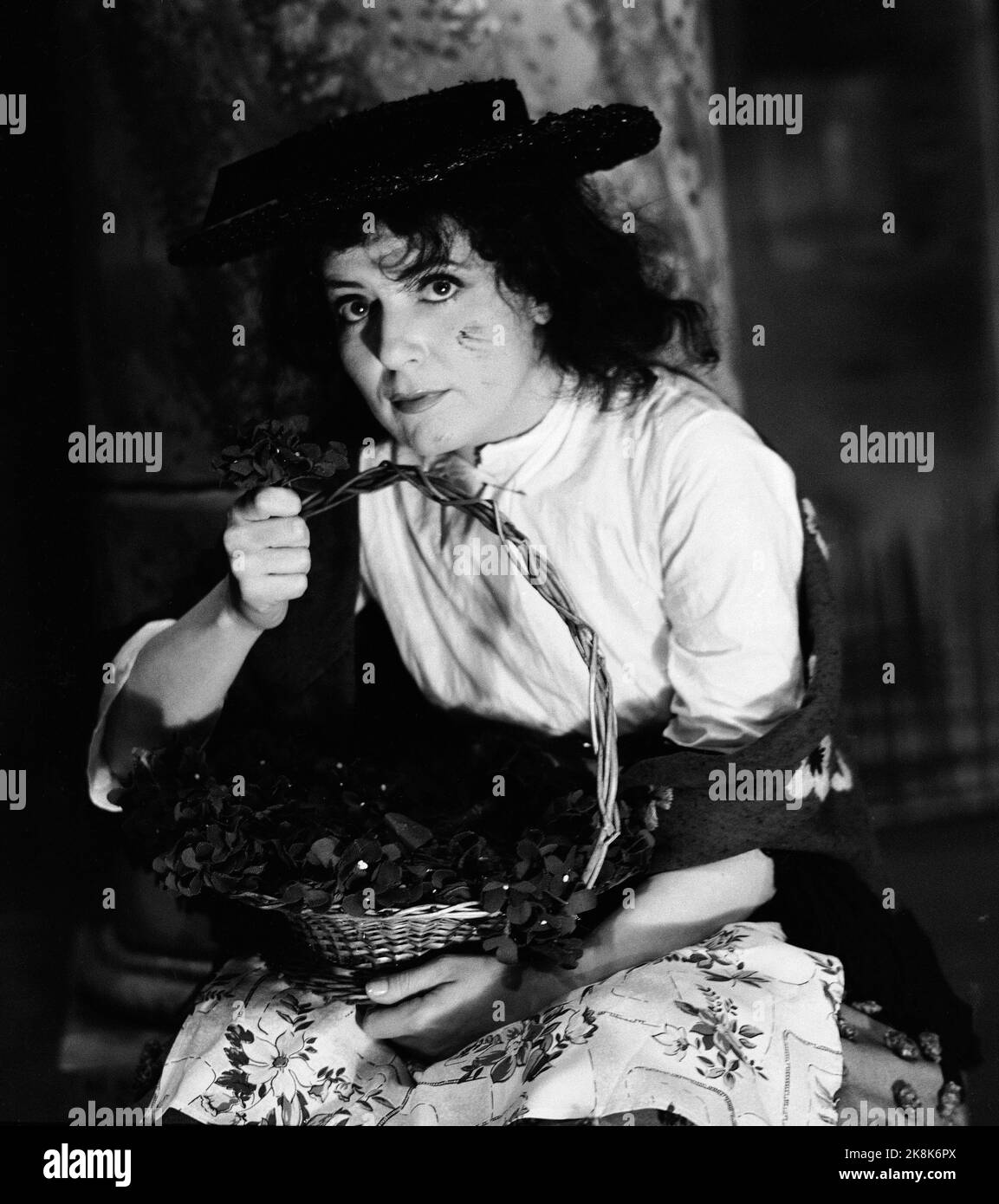 Oslo Januar 1960 Folketeateret / Oslo das Neue Theater richtet die Operette 'My Fair Lady' ein. Hier das Blumenmädchen Eliza Doliptle, gespielt von Mona Hofland. Foto: Aaserud / Aktuell / NTB Stockfoto