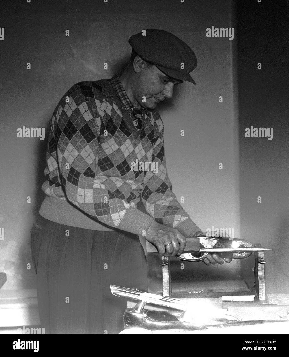 Oslo 19510127 die Europameisterschaft auf den Schlittschuhe in Bislett wird von Hjalmar Andersen unter sehr dramatischen Umständen gewonnen. Hjallis wurde von einer Blitzlampe geblendet und fiel auf 10.000 Meter und zerstörte einen Schlittschuh. Hier Eislaufen Hansen, der während der Europameisterschaft mit dem Eislaufen gearbeitet hat, aber es gab nichts, was er mit dem Hjallis-Skate tun konnte, der durchbrochen wurde. Schlittschuhlaufen. Foto: NTB / NTB Stockfoto