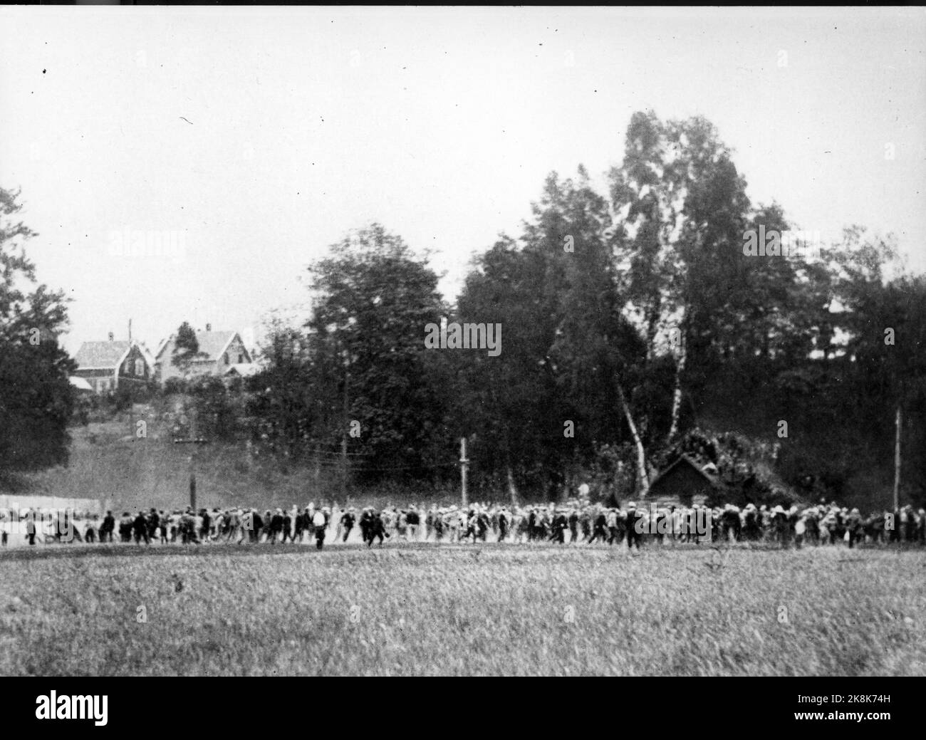 19310608 Menstadslaget. (Archiv: 1141) Menstadslaget. Die Sperre der norwegischen Arbeitgebervereinigung im Frühjahr 1931, von der insgesamt 81.000 Arbeitnehmer betroffen waren, führte zu großen Demonstrationen und großen Unruhen in der Gesellschaft. Sie landete im Menstadslaget, wo norwegische Demonstrationskräfte mit der norwegischen Staatspolizei in Konflikt standen. Die Schlacht von Menstad 8. Juni 1931. NAF. Norsk Hydro Arbeitskonflikt. Streik. Sperre. Foto: NTB Archive / NTB Stockfoto