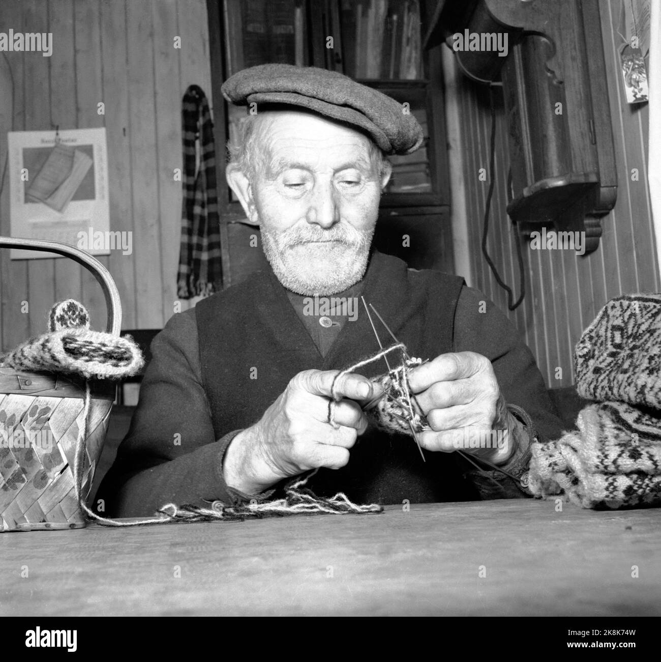 Selbu, März 1947: Selbu in Sør-Trøndelag ist im ganzen Land für seine Strickmode bekannt, und es gibt kaum einen Menschen im Schulalter, der nicht strickt. Hier die 84-jährige Schneiderin Kristen Jørgensen, die die Stricknadeln schwingt. Selbstabgaben. Foto: Th. Scotaam / Current / NTB Selbu, März 1947: Der Stadtteil Selbu in der Grafschaft Sør-Trøndelag ist in ganz Norwegen für seine Strickmode berühmt. Fast jeder im Alter von sieben Knits. Abgebildet ist der 84-jährige Schneider Kristen Jørgensen, der seine Strickkünste zeigt. Foto: Th. Scotaam/ Current/ NTB Stockfoto