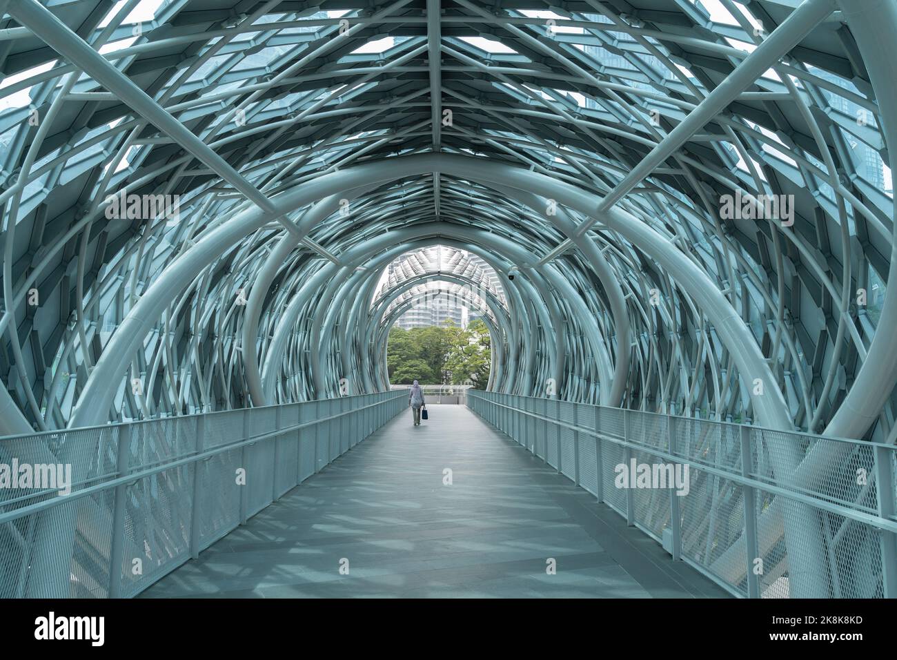Panoramablick auf die Fußgängerbrücke Saloma Link, die Kampung Baru mit der Ampang Road in Kuala Lumpur verbindet. Stockfoto