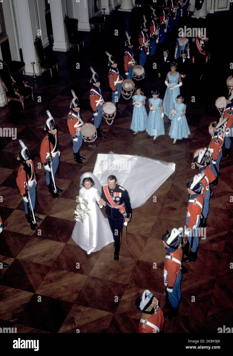 Oslo 19680829: Königliche Norwegische Hochzeit. Kronprinz Harald heiratet Sonja Haraldsen. Hier sind sie wieder im Schloss. Das Brautfest mit den Brautjungfern Ian Henriksen, Anita Henriksen, Lis Haraldsen und Ingeborg Lorentzen im Hintergrund auf dem Weg ins königliche Hochzeitsessen. Soldaten aus dem Garten in Reihen auf jeder Seite des Brautpaares. Foto: Current / NTB Stockfoto