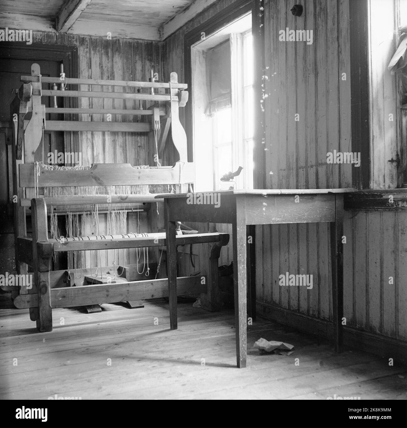 Lofoten, Winter 1951. Mehrere Fischerdörfer in Lofoten werden geräumt, weil sie ohne Strom, Straßen-, Kais- und Telefonanschluss nicht betrieben werden können. An einigen Orten haben die Gemeinden beantragt, Geld vom Staat zu bewegen, um die gesamte Bevölkerung zu bewegen, wie hier in Refsvik außerhalb von Lofotodden. Dieses Haus wurde geräumt, aber ein alter Webstuhl ist übrig geblieben. Foto: Sverre A. Børretzen / Aktuell / NTB Stockfoto