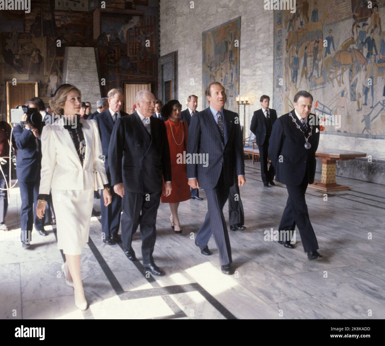 Oslo 198204 14-16 das spanische Königspaar König Juan Carlos und Königin Sofia bei einem offiziellen Besuch in Norwegen. Zum Beispiel Königin Sofia, König Olav, König Juan Carlos und Albert Norengen unter Bürgermeister Albert Nordengens Mittagessen und eine Führung durch das Rathaus. Hinter Kronprinzessin Sonja. Foto: NTB / NTB Stockfoto