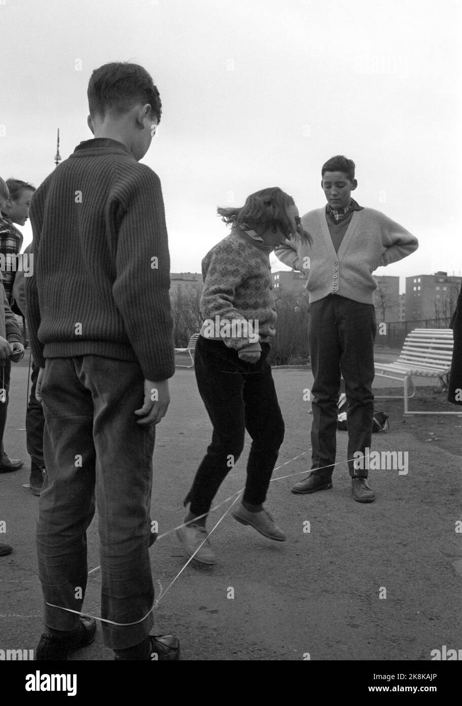 Oslo 196404 Kinder bei Marienlyst in Oslo springen auf Strick, sowohl Jungen als auch Mädchen. Stud. Mag. Art. Åse Astrup (Åse Enerstvedt) sammelt als erstes im Land Material für einen Master-Abschluss über norwegisches Outdoor-Kinderspielzeug. Foto Sverre A. Børretzen / Aktuell / NTB Stockfoto