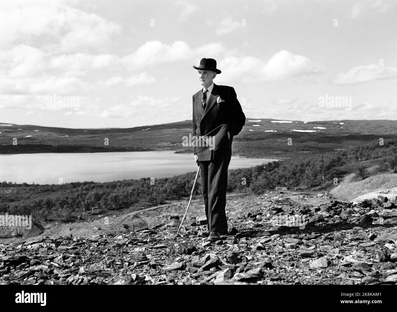 Røros 19490717 Autor Johan Falkberget, trat dem Berg in der Mine Christianus sextus. Im Hintergrund Orvsjøen. Falkberget in voller Figur mit Hut und Stock. Foto: NTB / NTB Stockfoto