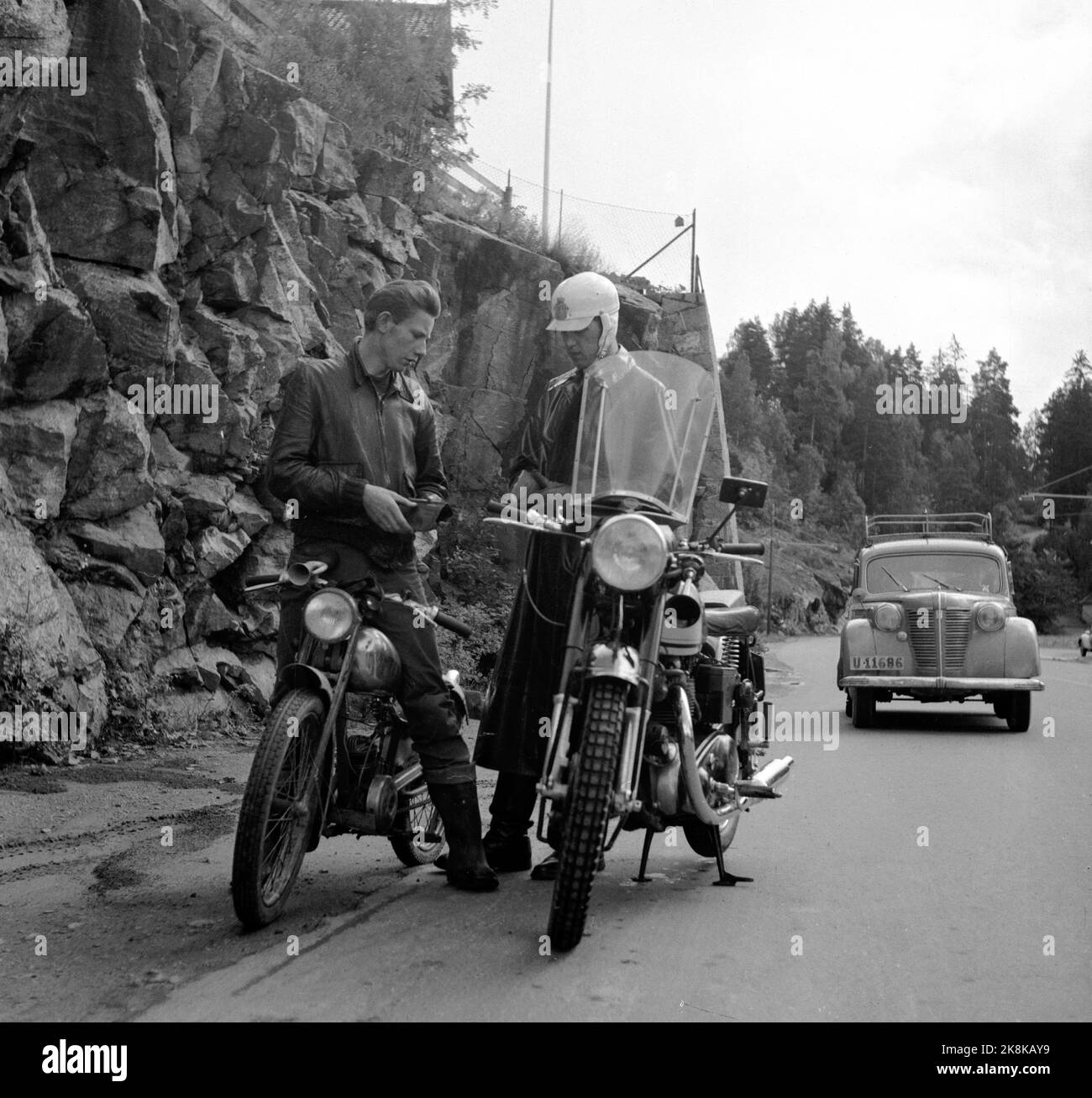 Oslo 19540729 das Justizministerium ordnet häufige Verkehrskontrollen an, um einen Rückgang der ständig steigenden Zahl von Unfällen auf den Straßen zu gewährleisten. Hier hält eine Verkehrskontrolle, ein Motorrad-Verkehrskapel, einen Motorradfahrer an. Foto: NTB / NTB Stockfoto