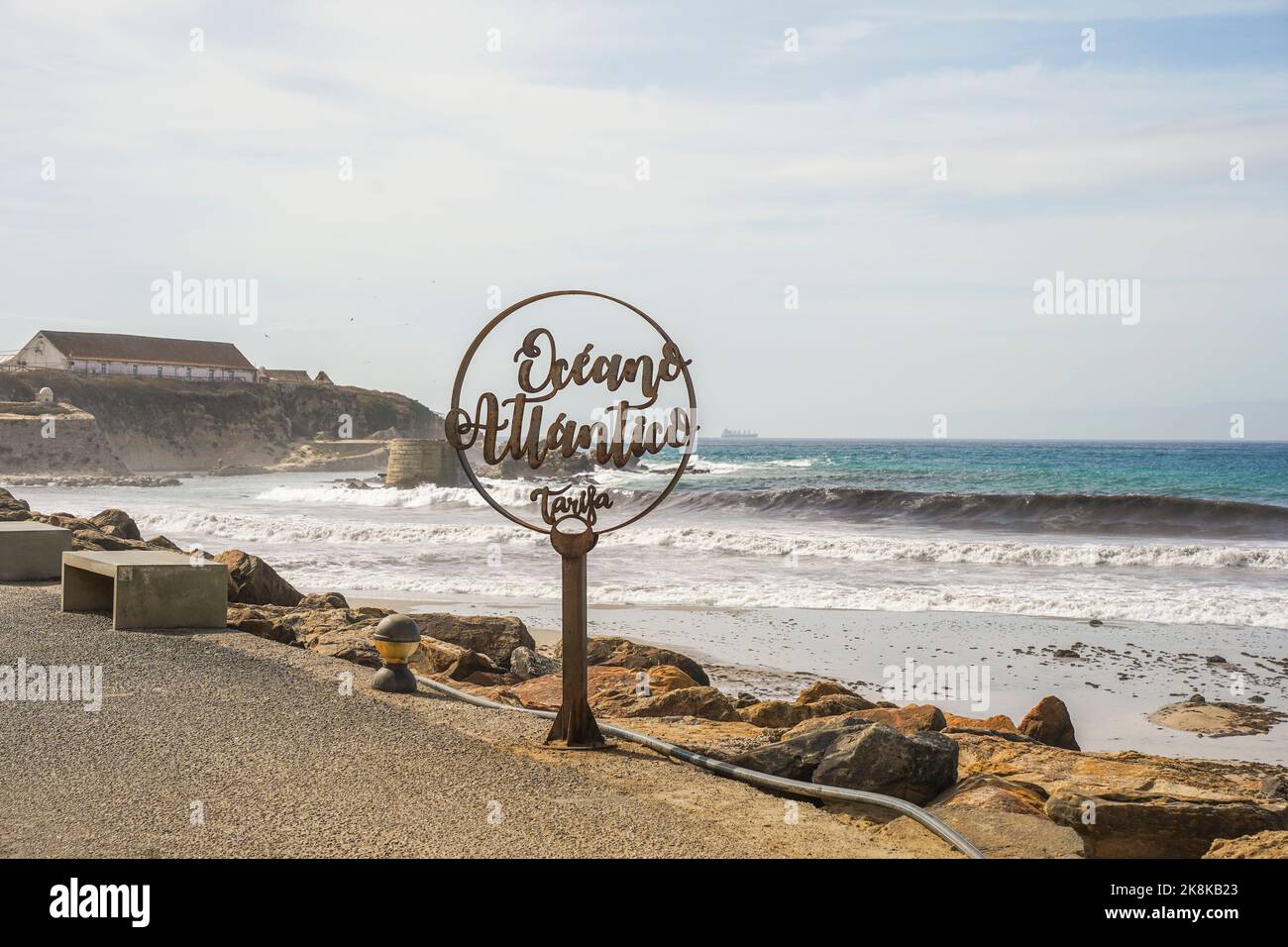 Schild Atlantischer Ozean Tarifa, Spanien. Straße zur Isla de Las Palomas. Südlichster Punkt Europas, Costa de la Luz, Andalusien, Spanien. Stockfoto