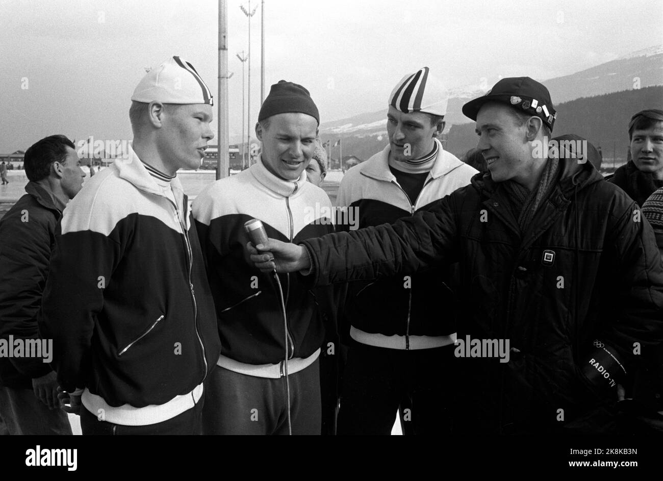 Innsbruck, Österreich 196402 die Olympischen Winterspiele 9.. Schnelles Skaten, Männer, 5000 Meter. Zum ersten Mal wurden alle Medaillen von 5000 Metern von ein und derselben Nation gewonnen. Norwegen hat alle Medaillen gewonnen, und hier wird das Trio vom NRK-Reporter Knut Bjørnsen interviewt. Aus V: Nr. 2 nach Ivar Moe, Nr. 1 Knut Johannesen und Nr. 3 Fred Anton Maier. Kupperns Siegerzeit betrug 7.38.4 Foto: Current / NTB Stockfoto