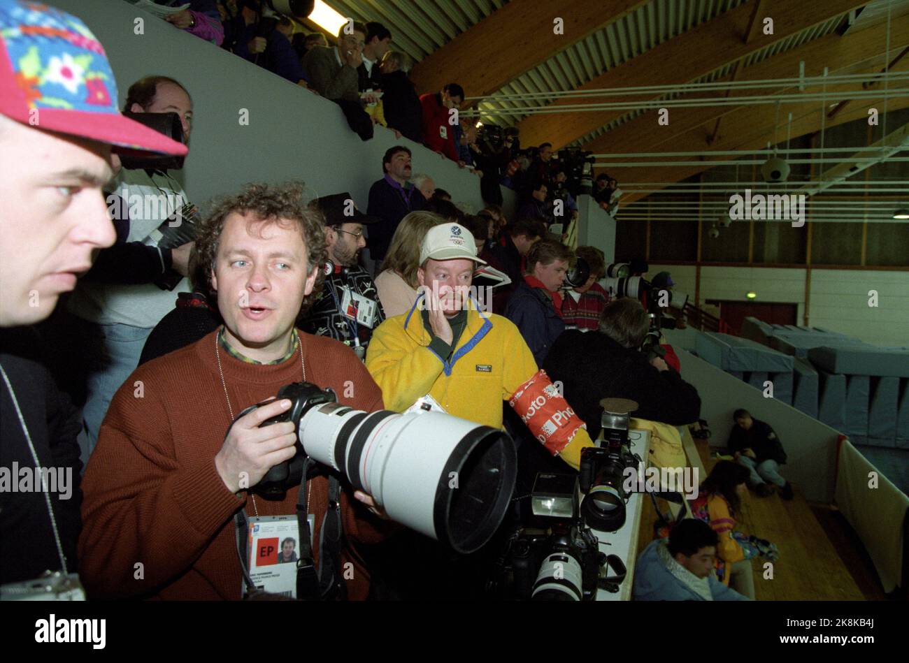 Olympische Winterspiele Hamar 19940217 in Lillehammer die amerikanische Kunstläuferin Nancy Kerrigan trainiert in den Storhamarhallen beim ersten gemeinsamen Training mit Tonya Harding. Hunderte von Presseleuten und Fotografen füllten die Stände. Foto: Lise Åserud / NTB Stockfoto