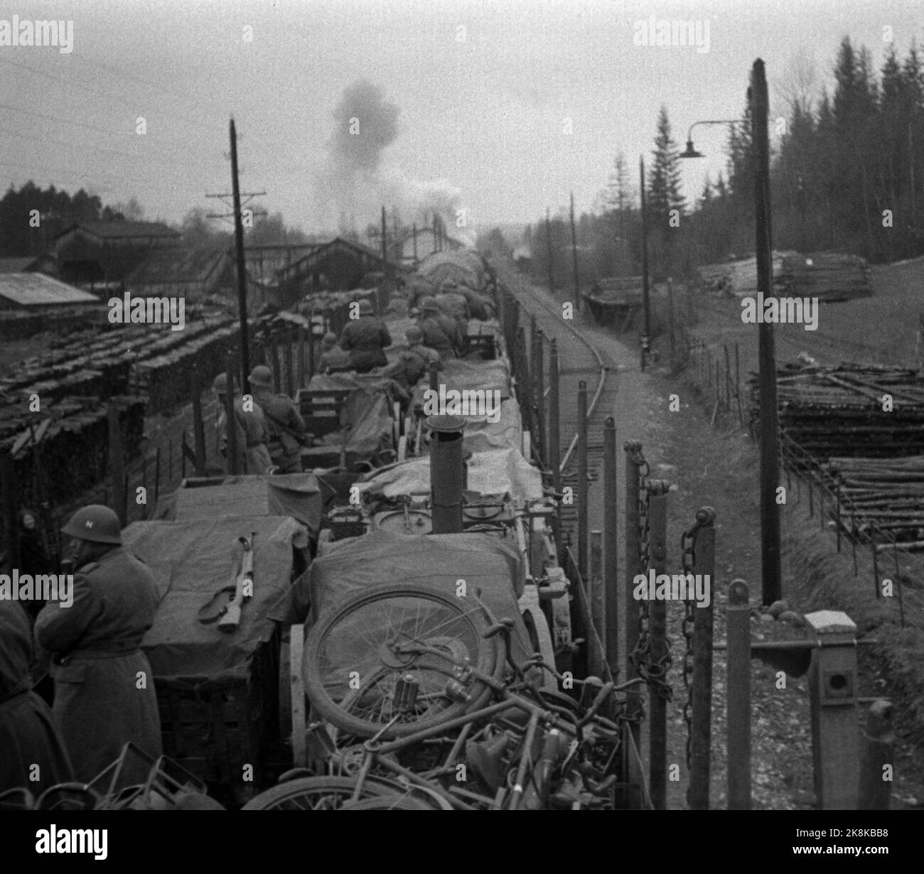19450510 Friedenstage 1945: Norwegische Polizisten, die in Schweden ausgebildet wurden, kommen mit dem Zug nach Hause. Einige von ihnen reisten in offenen Waggons zusammen mit verschiedenen Geräten, darunter Fahrräder. FOTO: LYNAU / NTB / NTB Stockfoto