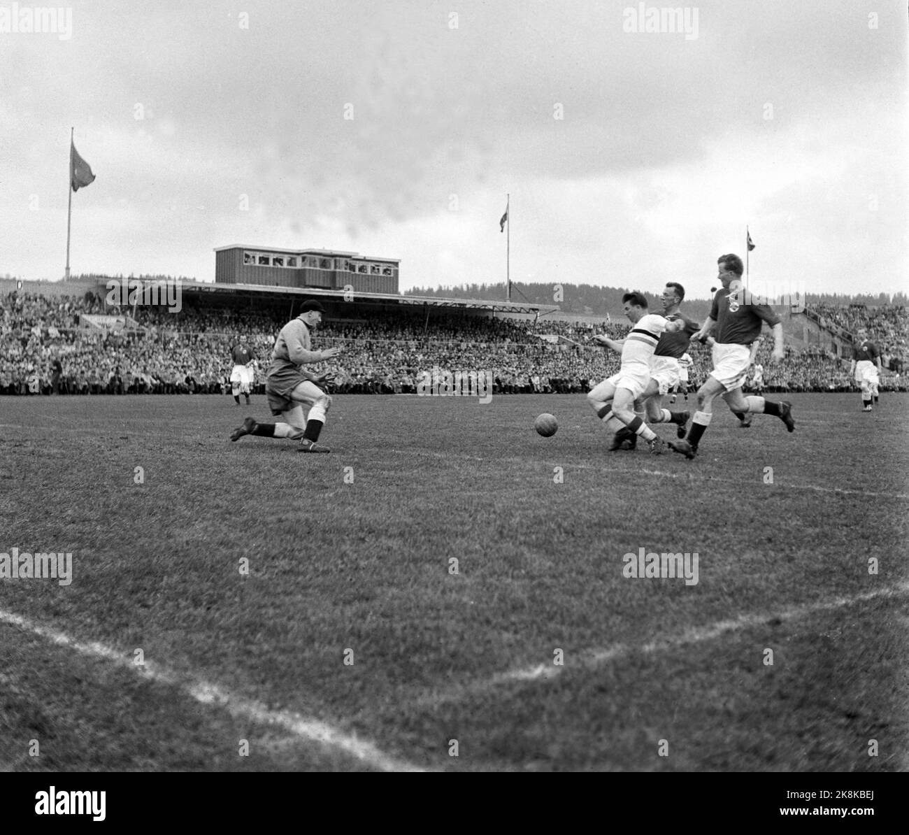 Oslo 19550508. Ullevål-Stadion. Norwegen - Ungarn 0-5. 27528 Zuschauer. Zu dieser Zeit hatte Ungarn den weltbekannten Fußballspieler Ferenc Puskas im Team. Hier ist er auf dem norwegischen 16 Meter unterwegs. Foto: Jan Stage Stockfoto