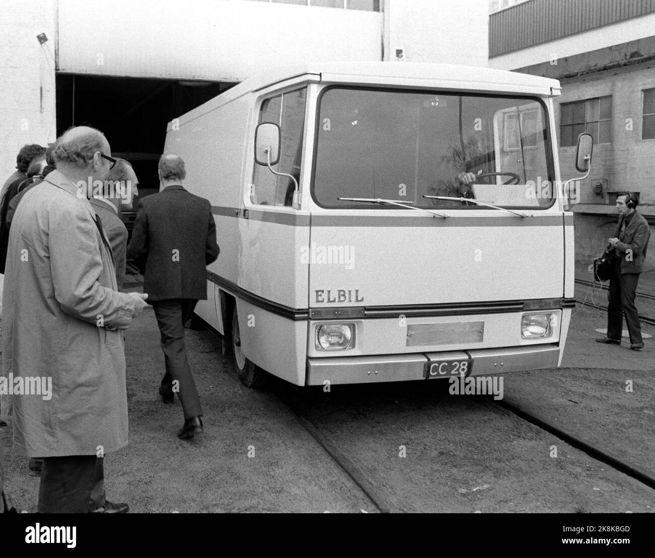 Strømmen 19721103. Das erste Elektroauto aus diesem Land wird an Oslo Lysverker übergeben. Das Fahrzeug wird bei Strømmens Værksted A/S hergestellt Foto NTB / NTB Stockfoto