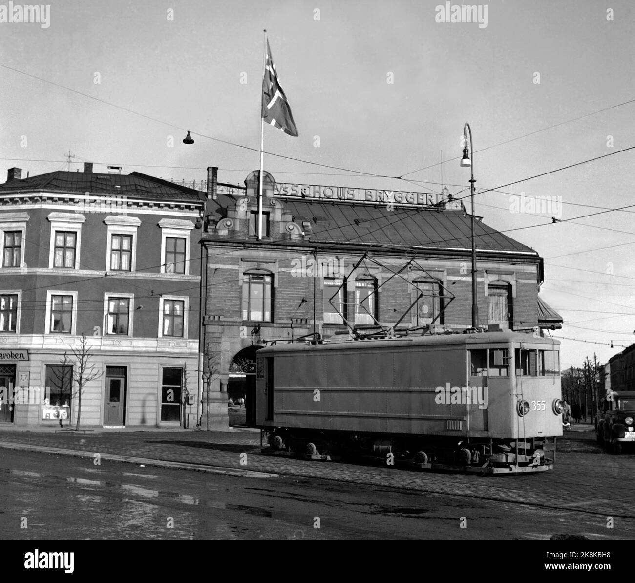 Oslo 19500221 Marshallhilfe: Norwegen erhält wie andere europäische Länder Unterstützung in Form von Darlehen und Geschenken für den Wiederaufbau der Vereinigten Staaten nach dem sogenannten Marshallplan. Hier ist eine Straßenbahn, die Getreide zwischen dem Getreidesilo auf der Vippetangen und Bjølsen Valsemølle transportiert. Die Getreidebahn fotografiert, als sie an der Schaus Brauerei vorbeifährt. Foto: NTB / NTB Stockfoto