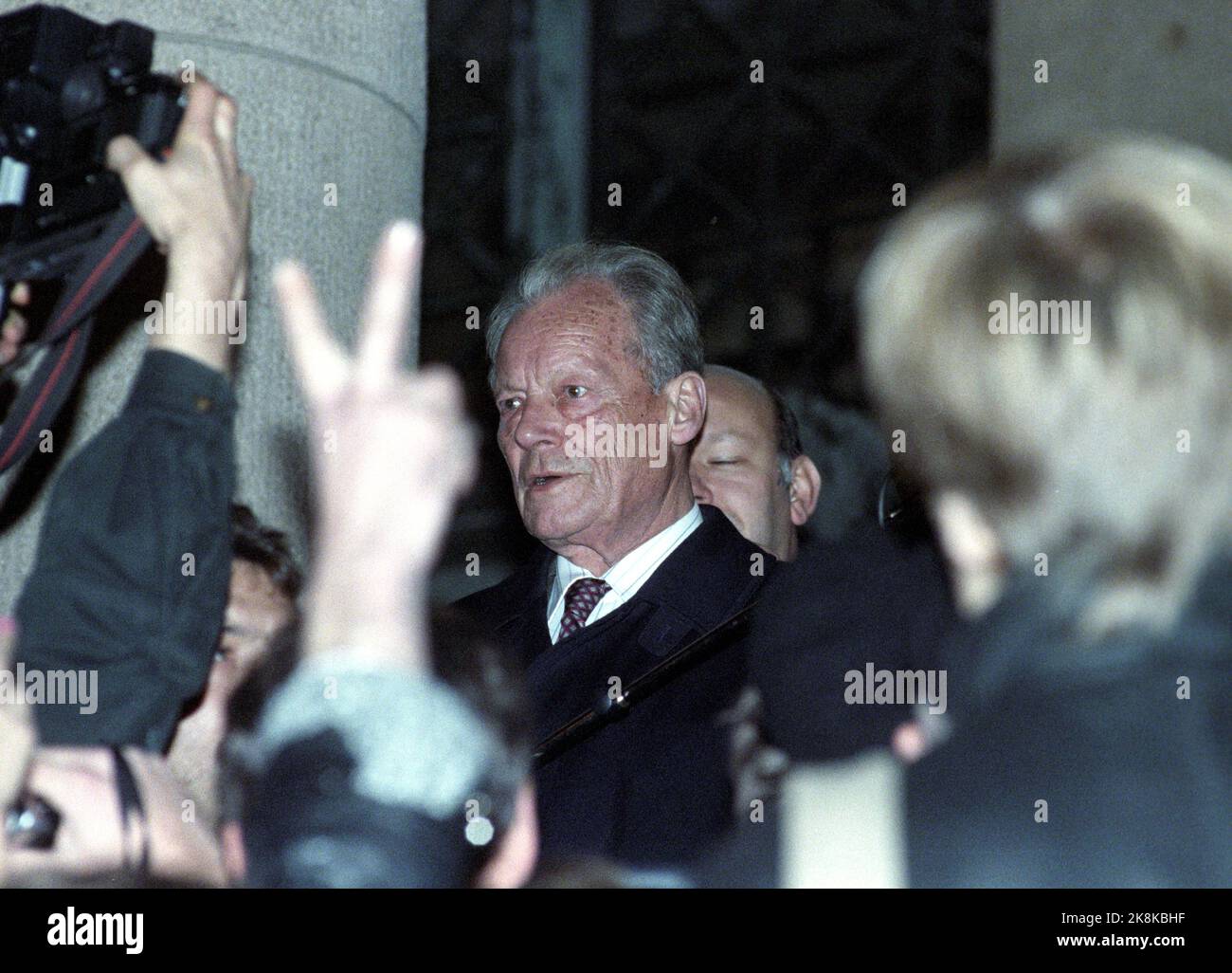 Berlin Deutschland 19891110 Fall der Berliner Mauer: Willy Brandt sprach in Vest-Berlin im Zusammenhang mit der Öffnung von Grnesen zwischen Ost und West. Hier Brandt, während ein Demonstrator im Vordergrund V-Zeichen zeigt. Foto: Jørn H. Moen / NTB / NTB. Stockfoto