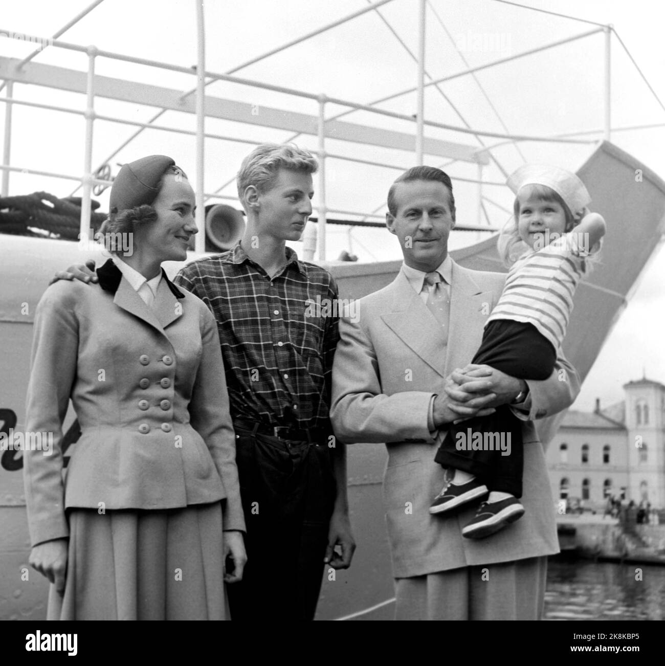Oslo 1955. Thor Heyerdahl und seine Familie auf dem Dock des Schiffes 'M/S Chr. Bjelland' by Stavanger, in Oslo vor der Abfahrt zur pazifischen Osterinsel. Die gesamte Familie Heyerdahl nimmt an dieser Expedition Teil. Im Bild (f.) Frau Yvonne, Thor J.R. 17 Jahre als Deckjunge, Thor Heyerdahl und Tochter Anette 2 Jahre. Foto: Gerald Pagano / Current / NTB Stockfoto