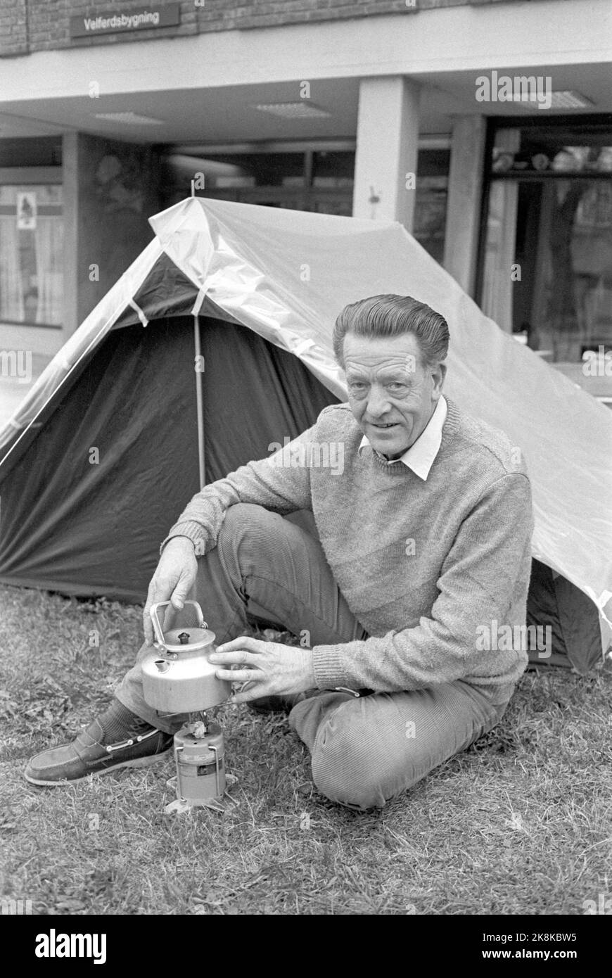 Oslo 19850522: Fall Juklerød. Arnold Juklerød in seinem Zelt vor dem Gaustad Krankenhaus während der Einleitung seines Hungerstreiks, 22. Mai 1985. Im Hintergrund der Eingang zum Wohlfahrtsgebäude des Krankenhauses. Juklerød ist in Gaustad, seit er 1974 gezwungen wurde. Er kämpft gegen die damals gezeigte Diagnose und steht immer noch in den Zeitschriften. Foto: Erik Thorberg / NTB / NTB Stockfoto