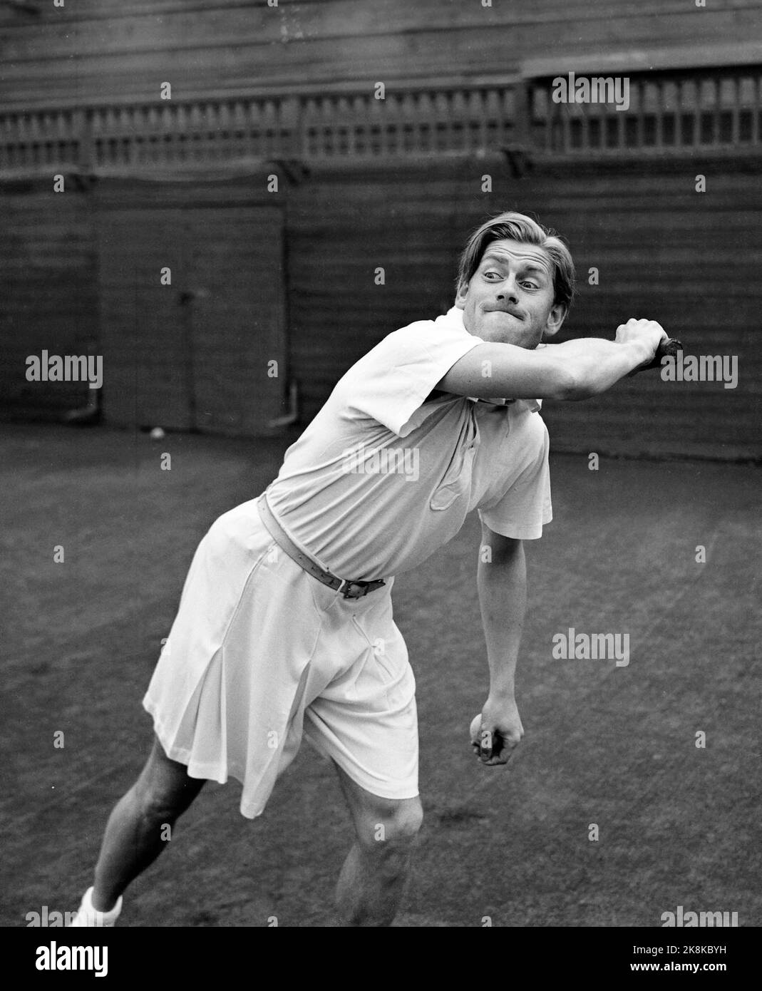 Oslo 19490908 Schauspielerin Arve Opsahl spielt Tennis. Hier in Aktion. Foto: NTB / NTB Stockfoto