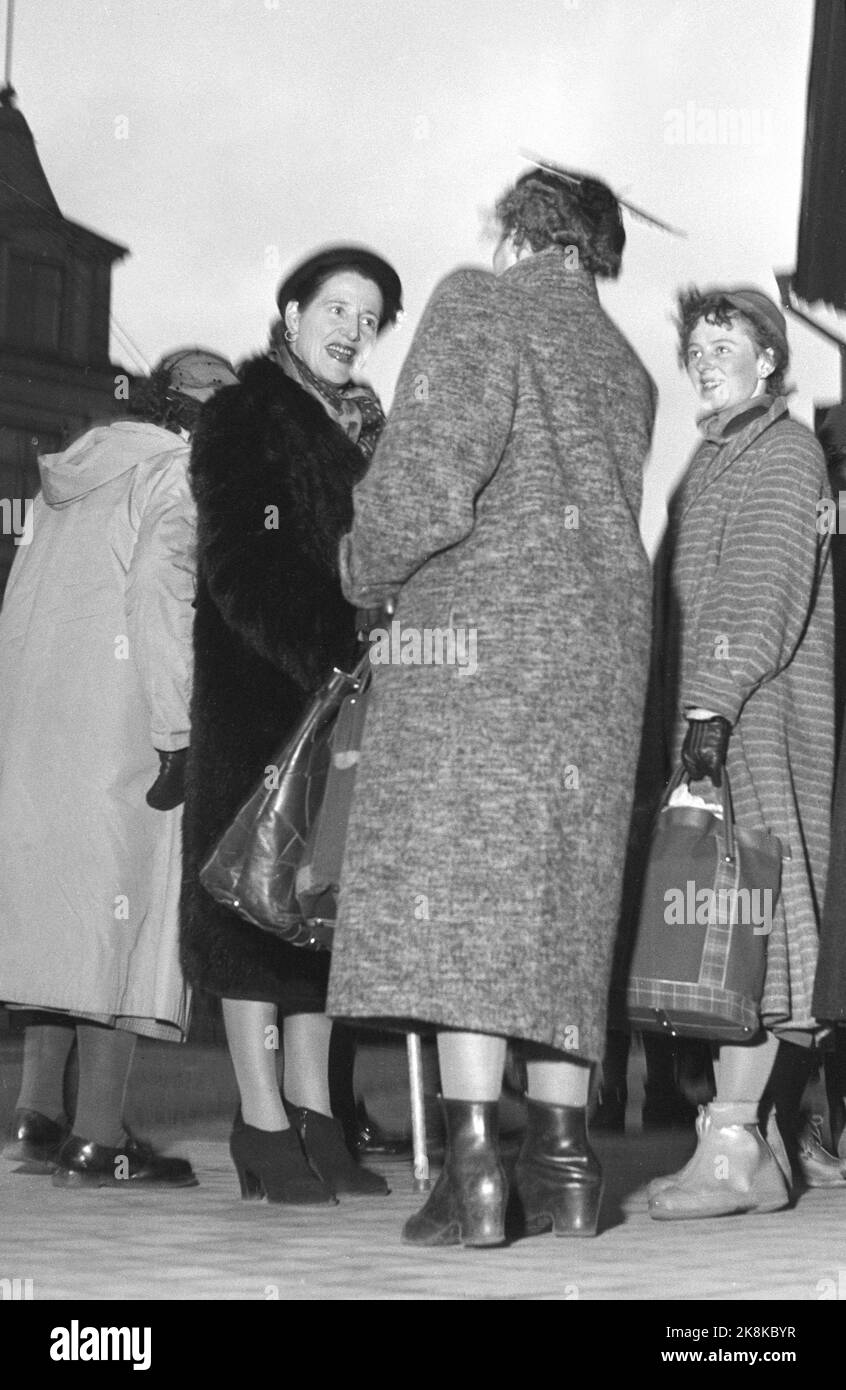 Arvika, Schweden 195412. Norwegische Hausfrauen haben Arvika erobert. Im Dezember wurde die Stadt von bis zu 20 norwegischen Bussen überfallen, die von Hausfrauen zum Weihnachtseinkauf verpackt waren. Lange Schlangen von Hausfrauen im Kolonialladen und im Spielzeugladen, um billig einzukaufen, was sie zu Weihnachten brauchen. An manchen Tagen gibt es bis zu 6-700 weihnachtliche Einkaufsfrauen. Hier sehen wir eine Gruppe norwegischer Hausfrauen, die über die Preise außerhalb eines Unternehmens in Storgatan diskutieren – Was zahlt es für den Kauf? Foto: Aage Storløkken / Aktuell / NTB Stockfoto