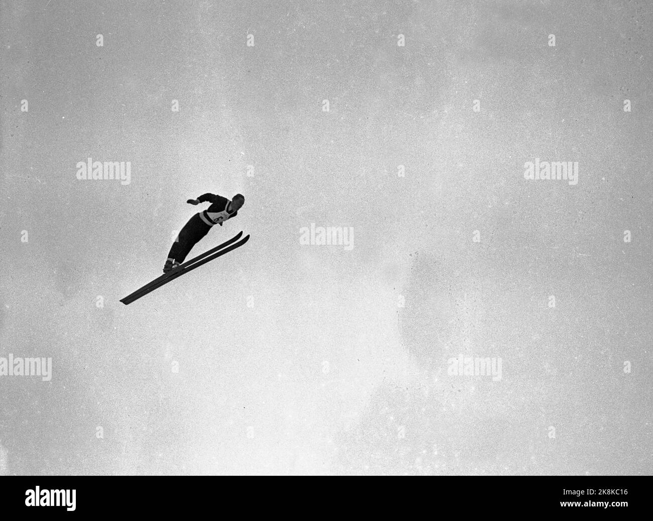 Oslo 19520224 Olympische Spiele in Oslo 1952, insbesondere Springen in Holmenkollbakken, mit mehr als 100.000 Zuschauern anwesend. Hier der Sieger Arnfinn Bergmann im Schwebeflug in seinem zweiten Sprung. Foto: NTB, Stockfoto