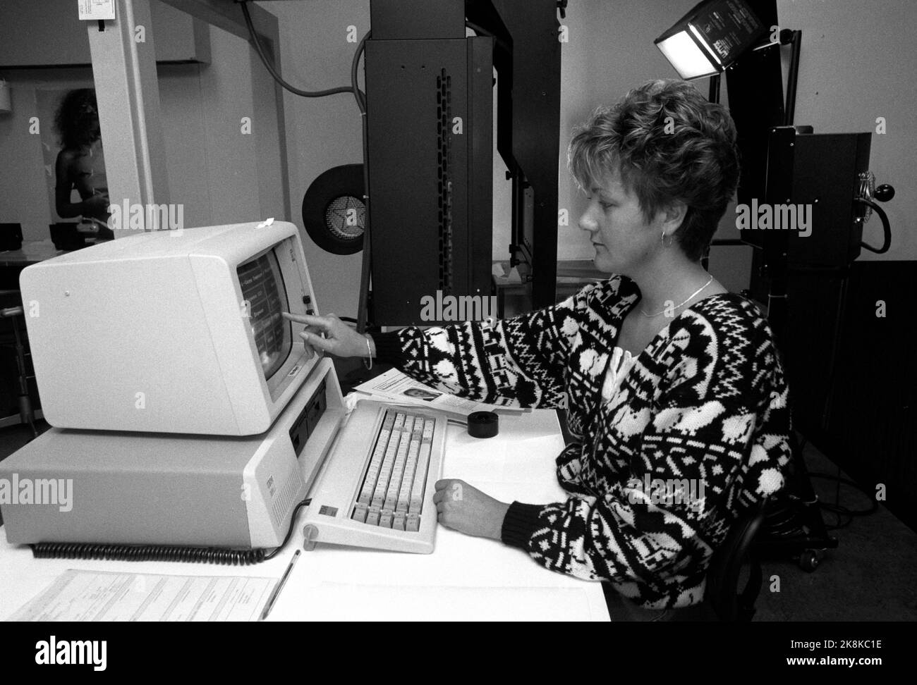 Aurskog 19871015 Daten im Buchdruck. Frau bei der Arbeit am Computerbildschirm bei PDC Book Printing. Foto: Eystein Hanssen / NTB / NTB Stockfoto