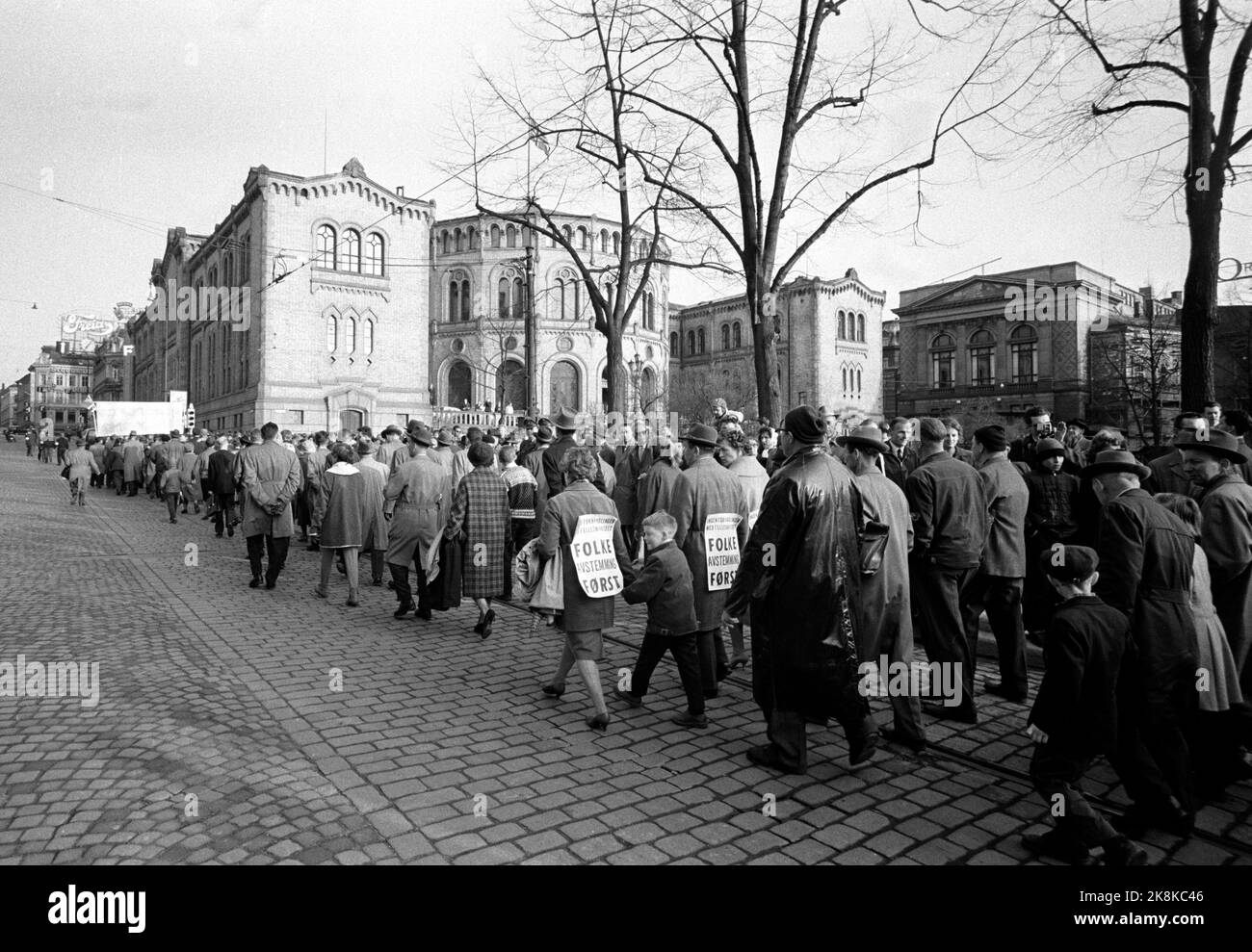 Die Oslo 19620426-Demonstration gegen den Gemeinsamen Markt während der parlamentarischen Debatte über Norwegen soll die Mitgliedschaft in der Europäischen Wirtschaftsgemeinschaft EWG beantragen. Der Demonstrationszug am Karl-Johans-Tor auf dem Weg zum Storting, nach Reden und Appellen am Rathausplatz. Foto Ivar Aaserud / NTB Stockfoto