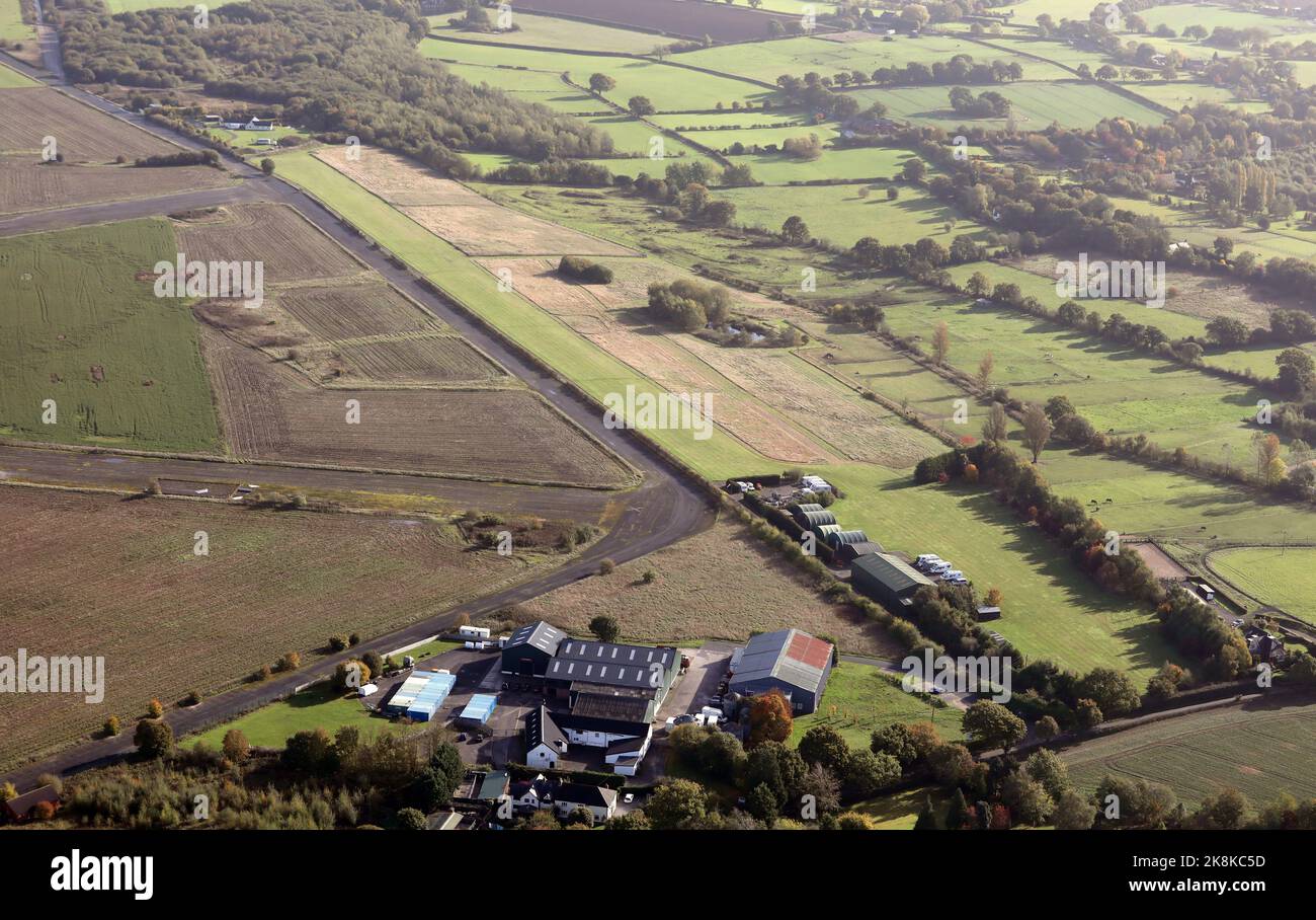 Luftaufnahme einer Graslandepiste und verschiedener Geschäfte in Appleton Thorn in der Nähe des alten Flugplatzes Stretton in der Nähe von Warrington, Chanhire Stockfoto