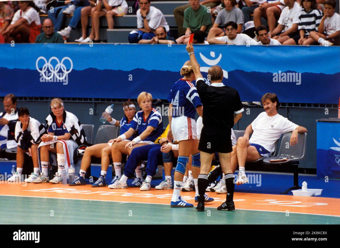 Barcelona, ​​Spain 19920730: Handballtrainer für das Frauenteam Sven Tore Jacobsen (t.h.) auf der Kutschenbank während der Olympischen Spiele in Barcelona. Norwegen spielt gegen Südkorea (nicht das Finale). Hier bekommt einer der Spieler eine rote Karte. Foto: Bjørn Sigurdsøn NTB / NTB Stockfoto