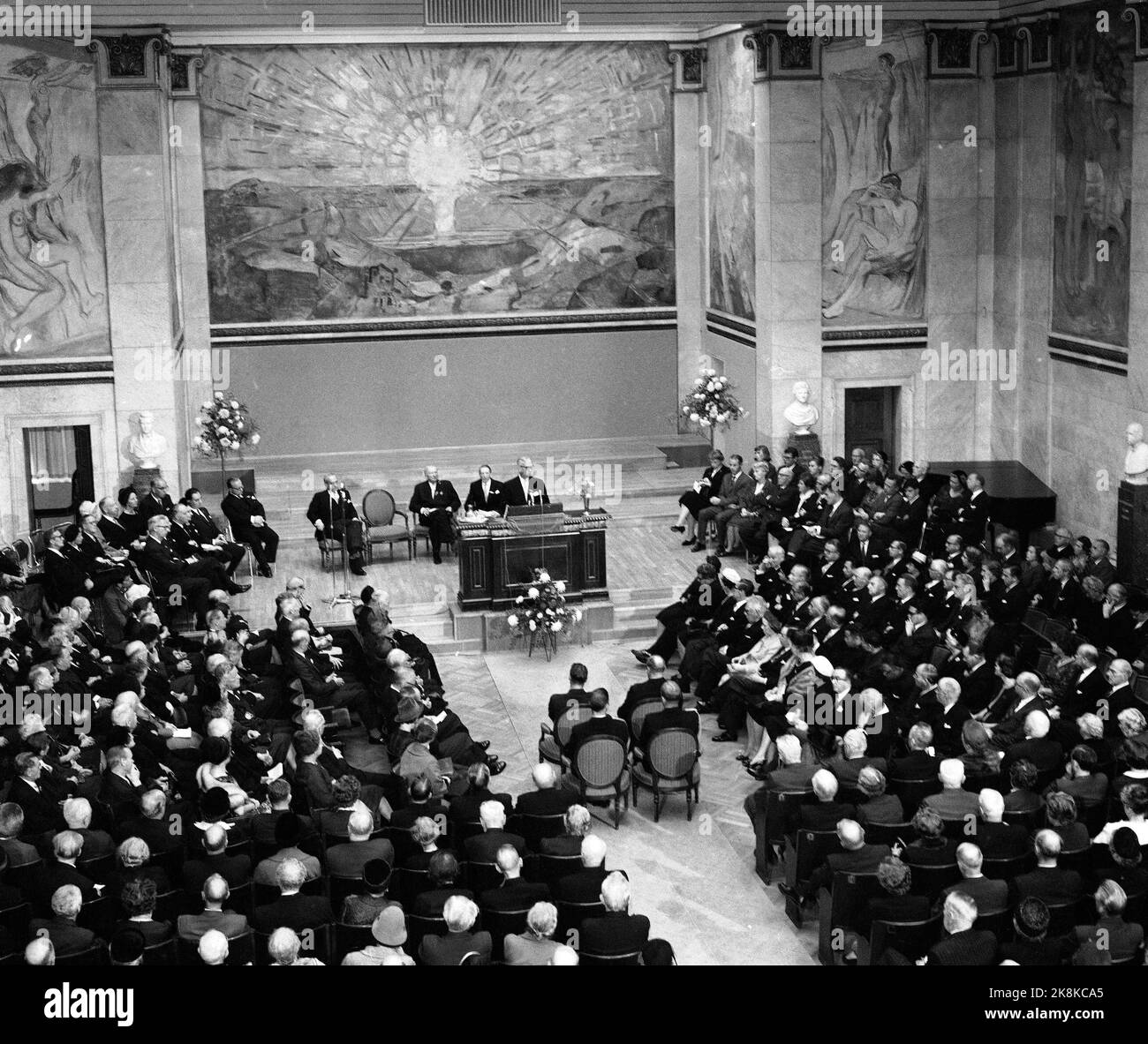 Oslo 19611010 100 Jahre Tag für Fridtjof Nansen Geburt ist weltweit markiert. In Oslo findet im Auditorium der Universität ein Parteitreffen statt. Einer der Ehrengäste war leer, als UN-Generalsekretär Dag Hammarskjöld am 17. September getötet wurde. Übersichtsbilder von der Universität Aula. Foto: NTB / NTB Stockfoto