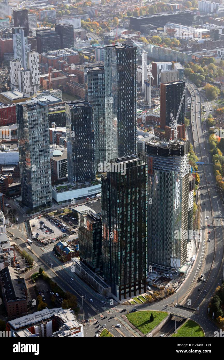 Eine Luftaufnahme der zahlreichen neuen Hochhaushochhäuser, die bing auf der Südseite des Stadtzentrums von Manchester errichtet hat Stockfoto