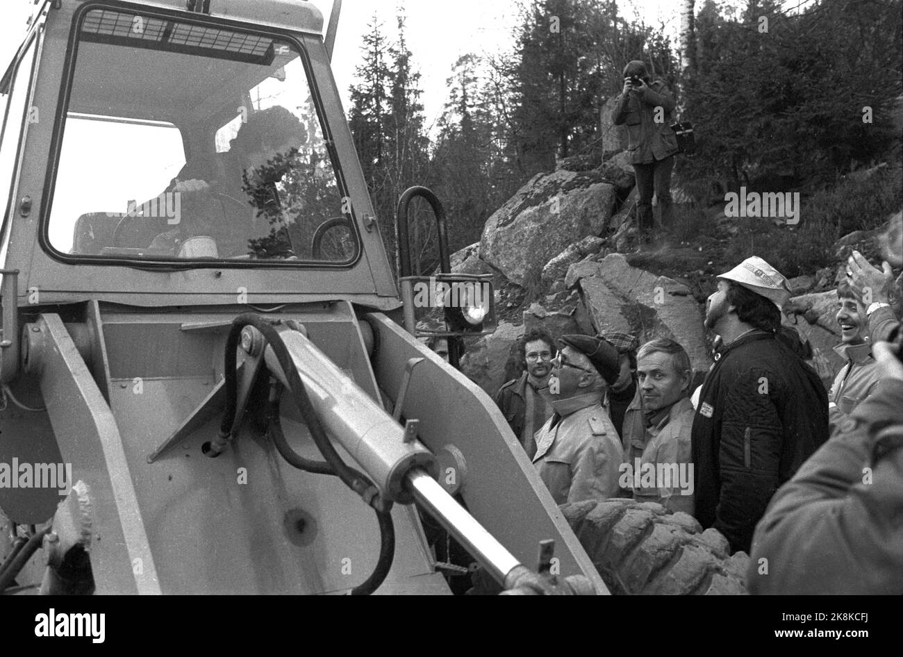 Oslo 19801017. Streiks in der Reinigungsanlage in Oslo. Keine Lösung für den Müllkonflikt in Oslo. Am Freitag um 2 Uhr, dem Zeitpunkt, zu dem die Gemeinde den Termin festgelegt hatte, wurde jedoch von den Streikwachen entschieden, die die Barrikaden ständig verstärkten. Foto: Svein Hammerstad / NTB Stockfoto