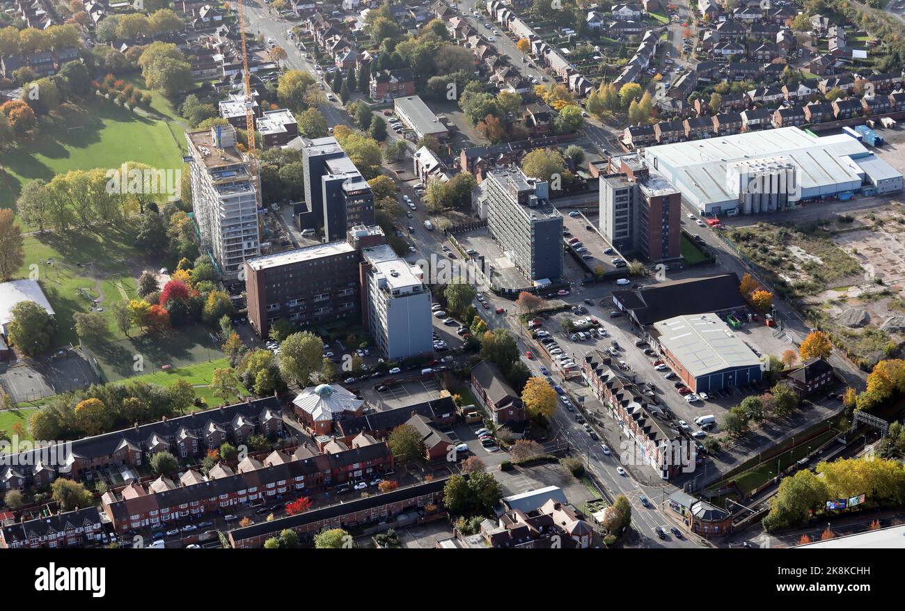 Luftaufnahme nach Süden die Straße B5217 hinunter in Stretford, Manchester mit Island Supermarket Old Trafford und verschiedenen Büroblöcken prominent Stockfoto