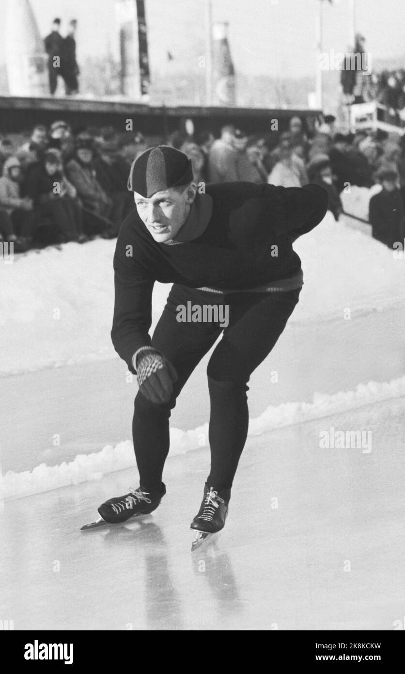 Notodden 19580118-19. NM Skate 1958. Skater Knut Tangen in Aktion, der in NM auf Schlittschuhen zur Nr. 3 wurde. Foto: Current / NTB Stockfoto