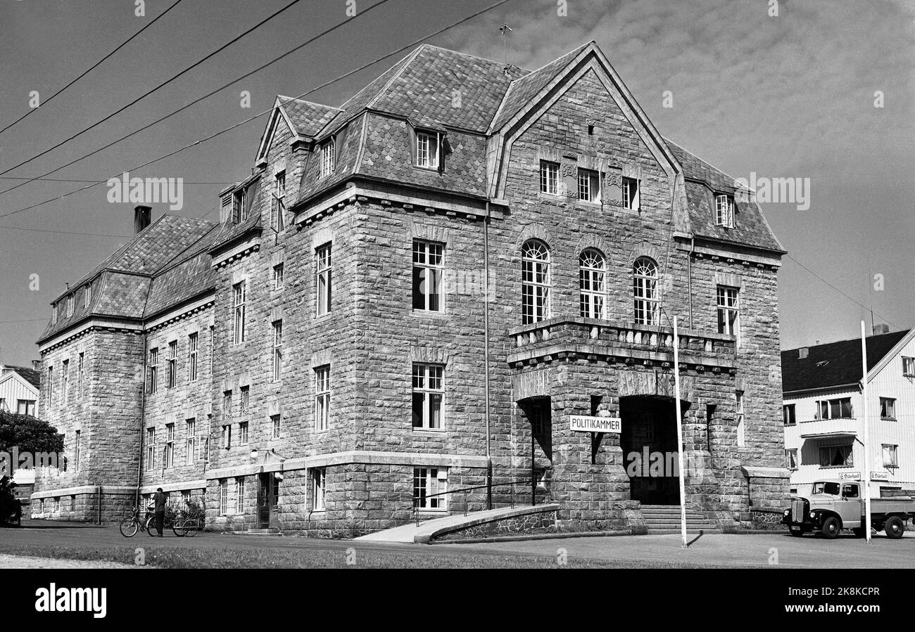 Oslo 19530623 Kristiansund Stadt. „Festivitet“, das Konzert- und Theatergebäude der Stadt sowie die Polizeiwache. Foto: NTB / NTB Stockfoto