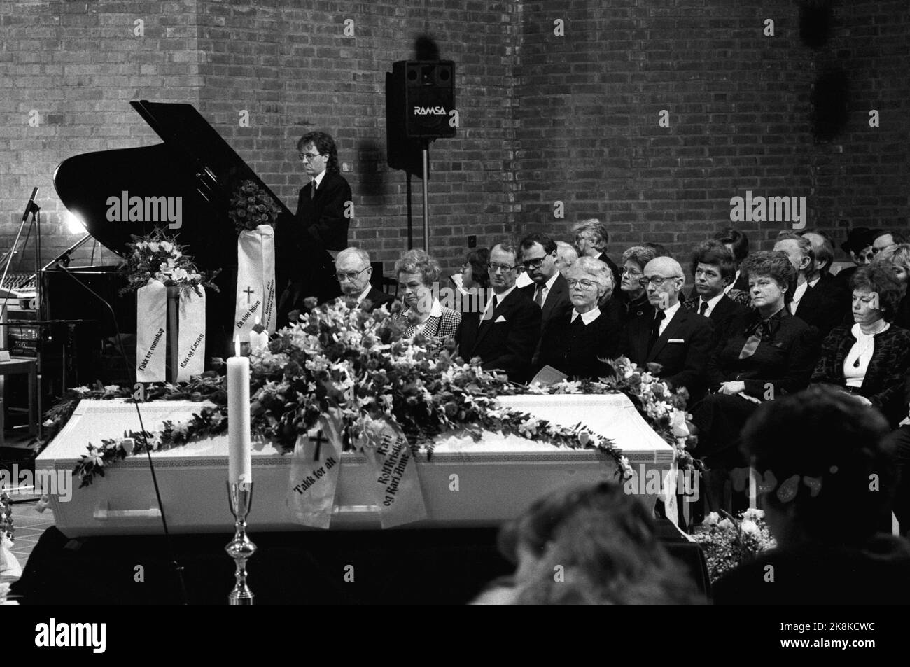 Oppegård 8. Januar 1988. Übersichtsbild aus der Sofiemyr Kirche in Oppegård während der Beerdigung von Rolf Presshus. Hier sehen wir Jan P. Syse, Kåre Willoch und Premierminister Gro Harlem Brundtland. Foto: Morten Hvaal / NTB / NTB Stockfoto